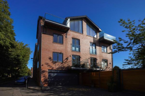 Royal Stuart Lane - Townhouse by the Bay with Parking